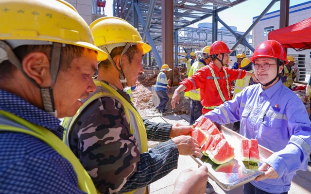 酷暑送清涼，關(guān)懷沁人心！宜化田家河園區(qū)全力保障職工高溫作業(yè)安全
